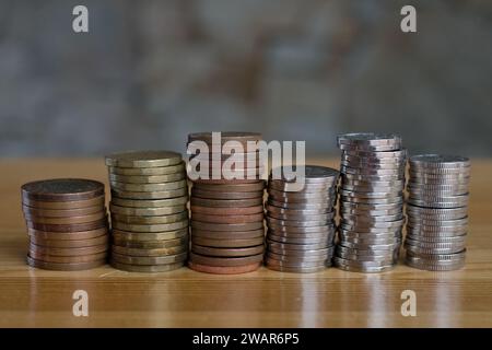 Colonne monetarie, valuta della corona ceca. Soldi, affari, economia, foto del concetto di banche. Concetto di risparmio delle monete. Foto Stock