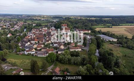 Scheer sul Danubio con St Nicholas Church, ripresa dall'alto, immagine di un drone Foto Stock