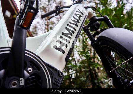 Bici elettrica grassa Himiway Zebra - Vista dal basso del robusto telaio in alluminio della grande bicicletta a Gifhorn, Germania, 6 gennaio 2024 Foto Stock