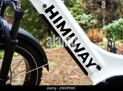 Bicicletta grassa elettrica Himiway Zebra - Vista laterale del telaio con batteria integrata per biciclette a lungo raggio a Gifhorn, Germania, 6 gennaio 2024 Foto Stock