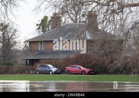 Datchet, Berkshire, Regno Unito. 6 gennaio 2024. Il livello dell'acqua continua ad aumentare nel villaggio di Datchet nel Berkshire. Il Tamigi ha fatto irruzione sulle sue rive e Datchet ha un allarme alluvione. Credito: Maureen McLean/Alamy Live News Foto Stock