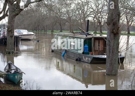 Datchet, Berkshire, Regno Unito. 6 gennaio 2024. Il livello dell'acqua continua ad aumentare nel villaggio di Datchet nel Berkshire. Il Tamigi ha fatto irruzione sulle sue rive e Datchet ha un allarme alluvione. Credito: Maureen McLean/Alamy Live News Foto Stock