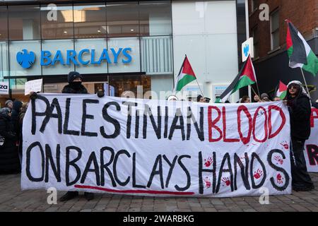 Manchester, Regno Unito. 6 gennaio 2024. I manifestanti a Manchester Regno Unito contro la guerra a Gaza protestano fuori Barclays Bank sulla Market Street. Protesta palestinese nel centro di Manchester. REGNO UNITO. Più di duemila manifestanti si sono riuniti in Piazza San Pietro per chiedere un cessate il fuoco. Poi marciarono attraverso il centro della città. La polizia ha sorvegliato i punti vendita che i manifestanti hanno detto avere legami con Israele, tra cui Barclays Bank e Starbucks Coffee. I manifestanti sventolavano bandiere e portavano cartelli con slogan contro la guerra. Manchester Regno Unito. Foto: Garyroberts/worldwidefeatures.com credito: GaryRobertsphotography/Alamy Live News Foto Stock