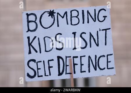 Manchester, Regno Unito. 6 gennaio 2024. Bombardare i bambini non è un segno di autodifesa. Manifestanti a Manchester Regno Unito contro la guerra a Gaza. Protesta palestinese nel centro di Manchester. REGNO UNITO. Più di duemila manifestanti si sono riuniti in Piazza San Pietro per chiedere un cessate il fuoco. Poi marciarono attraverso il centro della città. La polizia ha sorvegliato i punti vendita che i manifestanti hanno detto avere legami con Israele, tra cui Barclays Bank e Starbucks Coffee. I manifestanti sventolavano bandiere e portavano cartelli con slogan contro la guerra. Manchester Regno Unito. Foto: Garyroberts/worldwidefeatures.com credito: GaryRobertsphotography/Alamy Live News Foto Stock