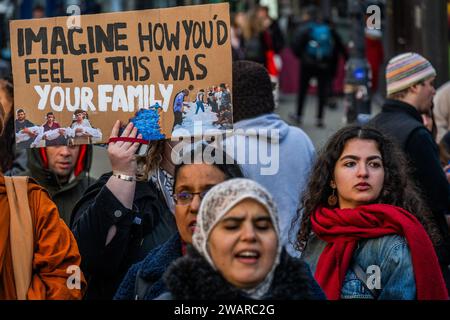 Londra, Regno Unito. 6 gennaio 2024. Immaginate se questa fosse la vostra famiglia - protesta palestinese, chiedendo un cessate il fuoco ora (a Gaza), e un raduno presso l'ufficio del deputato di Keir Starmer e del deputato di Tulip Siddiq, al Crowndale Centre. La protesta è stata organizzata da Stop the War, Palestine Solidarity Campaign UK e Friends of al Aqsa, tra gli altri. Crediti: Guy Bell/Alamy Live News Foto Stock