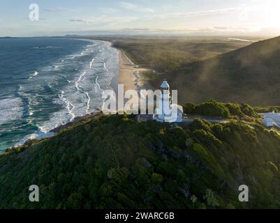 Questa foto aerea cattura la splendida città di città del Capo, in Sudafrica, e il suo maestoso faro arroccato sulla cima di una montagna Foto Stock