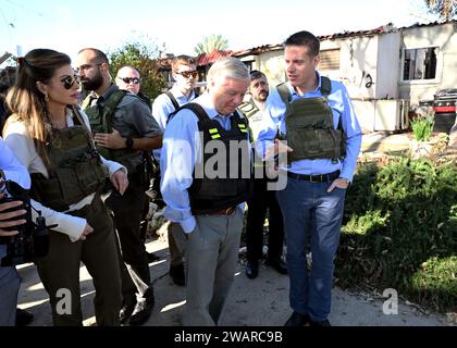 Kfar Aza, Israele. 4 gennaio 2024. Il senatore degli Stati Uniti Lindsey Graham, R-SC, Center, visita i siti in cui i coloni ebrei furono massacrati durante gli attacchi di Hamas del 7 ottobre 2024 a Kfar Aza, in Israele. Kfar Aza, Israele. 4 gennaio 2024. Crediti: Planetpix/Alamy Live News Foto Stock