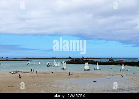 Scuola di vela a Portsall, ploudalmezeau, Finistere, Bretagne, Francia, Europa Foto Stock