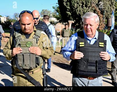 Kfar Aza, Israele. 4 gennaio 2024. Il senatore degli Stati Uniti Lindsey Graham, R-SC, Right, visita i siti in cui i coloni ebrei furono massacrati durante gli attacchi di Hamas del 7 ottobre 2024 a Kfar Aza, in Israele. Kfar Aza, Israele. 4 gennaio 2024. Crediti: Planetpix/Alamy Live News Foto Stock