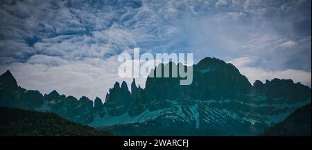 Un paesaggio paesaggistico caratterizzato da alte montagne innevate, parzialmente oscurate da nuvole volose. Foto Stock