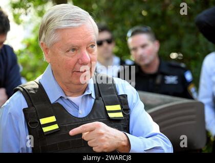 Kfar Aza, Israele. 4 gennaio 2024. Il senatore degli Stati Uniti Lindsey Graham, R-SC, visita i siti in cui i coloni ebrei furono massacrati durante gli attacchi di Hamas del 7 ottobre sul sud di Israele, il 4 gennaio 2024 a Kfar Aza, Israele. Kfar Aza, Israele. 4 gennaio 2024. Crediti: Planetpix/Alamy Live News Foto Stock