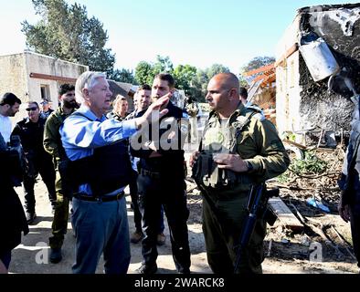 Kfar Aza, Israele. 4 gennaio 2024. Il senatore degli Stati Uniti Lindsey Graham, R-SC, ha lasciato, visita i siti in cui i coloni ebrei sono stati massacrati negli attacchi di Hamas del 7 ottobre 2024 a Kfar Aza, in Israele. Kfar Aza, Israele. 4 gennaio 2024. Crediti: Planetpix/Alamy Live News Foto Stock