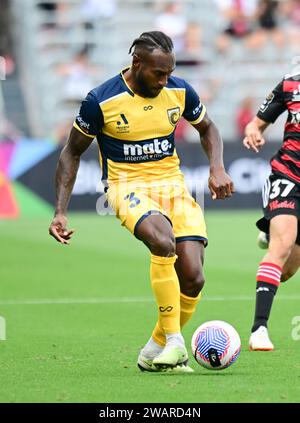 Parramatta, Australia. 6 gennaio 2024. Brian Kaltak (L) dei Central Coast Mariners visto in azione durante l'11° round stagionale della A-League 2023-24 tra Western Sydney Wanderers FC e Central Coast Mariners al CommBank Stadium. Punteggio finale; Central Coast Mariners 1: 0 Western Sydney Wanderers. (Foto di Luis Veniegra/SOPA Images/Sipa USA) credito: SIPA USA/Alamy Live News Foto Stock