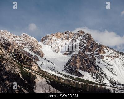 Uno splendido paesaggio invernale caratterizzato da montagne innevate che si innalzano nel cielo contro un cielo azzurro Foto Stock