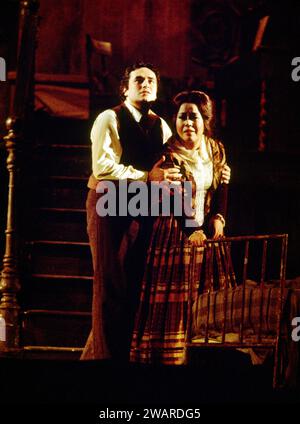 Jose Carreras (Rodolfo), Yasuko Hayashi (Mimi) in LA BOHEME alla Royal Opera, Covent Garden, Londra WC2 13/12/1976 musica: Giacomo Puccini libretto: Luigi Illica e Giuseppe Giacosa direttore: Mark Elder design: Julia Trevelyan Oman illuminazione William Bundy direttore: John Copley Foto Stock