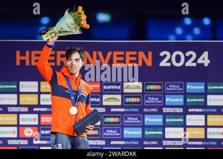 HEERENVEEN, PAESI Bassi - 6 GENNAIO: Patrick Roest dei Paesi Bassi durante la cerimonia della medaglia dopo aver gareggiato sui 5000 m maschili durante i campionati europei di pattinaggio di velocità ISU a Thialf il 6 gennaio 2024 a Heerenveen, Paesi Bassi. (Foto di Andre Weening/Orange Pictures) Foto Stock