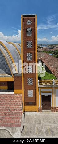 Un edificio caratterizzato da una torre dell'orologio arroccata sul suo tetto Foto Stock