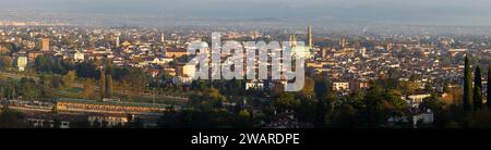 Panorama di Vicenza al mattino con la Basilica Paladiana. Foto Stock