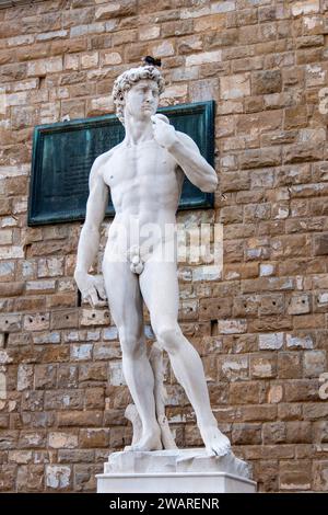 Firenze, Italia, 25 luglio 2023. Replica del David di Michelangelo di fronte a Palazzo Vecchio. Foto Stock