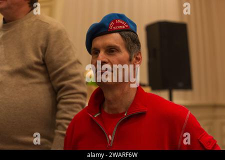 Hotel Principe di Savoia di Milano , Milano, Italia, 06 gennaio 2024, Mario Furlan durante la BEFANA DEL CLOCHARD con i CITY ANGELS - News Foto Stock