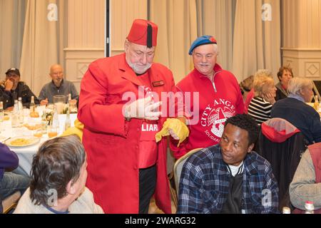 Milano, Italia. 6 gennaio 2024. Hotel Principe di Savoia di Milano, Milano, Italy, 06 gennaio 2024, ETA beta i durante la BEFANA DEL CLOCHARD con i CITY ANGELS - News Credit: Live Media Publishing Group/Alamy Live News Foto Stock