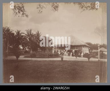 Casa di Paul e Lucie Sandel a Tandjong pura, c. 1900 - c. 1905 Fotografia Paul Sandel posa di fronte alla casa, insieme ad altri europei, servitori indonesiani e lavoratori a contratto cinesi. Tandjong Poera paper albumen stampa country-House. Classe operaia, operai Tandjong Poera Foto Stock