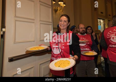 Milano, Italia. 6 gennaio 2024. Hotel Principe di Savoia di Milano, Milano, Italy, 06 gennaio 2024, serve pasti ai senzatetto durante la BEFANA DEL CLOCHARD con i CITY ANGELS - News Credit: Live Media Publishing Group/Alamy Live News Foto Stock