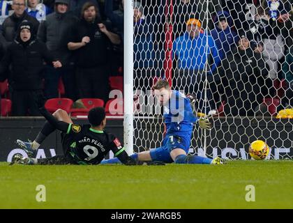 Stoke, Regno Unito. 6 gennaio 2024. Joao Pedro del Brighton segna il suo quarto gol durante la partita di fa Cup al Bet365 Stadium, Stoke. Il credito fotografico dovrebbe leggere: Andrew Yates/Sportimage Credit: Sportimage Ltd/Alamy Live News Foto Stock