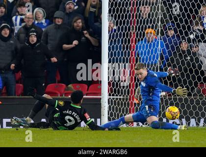 Stoke, Regno Unito. 6 gennaio 2024. Joao Pedro del Brighton segna il suo quarto gol durante la partita di fa Cup al Bet365 Stadium, Stoke. Il credito fotografico dovrebbe leggere: Andrew Yates/Sportimage Credit: Sportimage Ltd/Alamy Live News Foto Stock