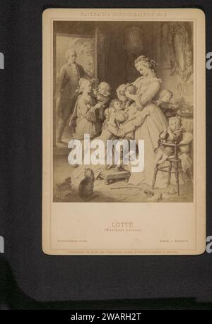 Produzione fotografica di una scena con Lotte de la sofferenza del giovane Werther di Goethe, Anonimo, dopo Wilhelm von Kaulbach, c. 1880 - c. 1885 Fotografia parte di una copertina con 21 lastre. supporto fotografico albumen stampa pittura, disegno e arti grafiche. personaggi letterari e oggetti. la vita familiare a casa Foto Stock