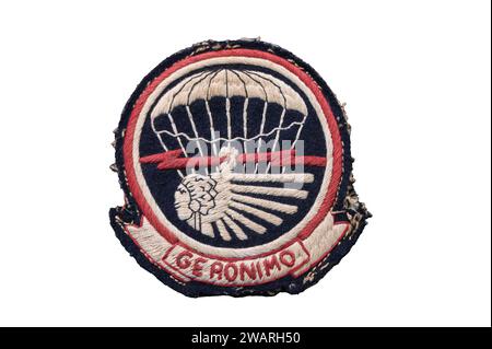 Toppa di spalle del 501° Reggimento paracadutisti della seconda guerra mondiale - Geronimo su sfondo bianco Foto Stock