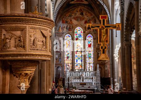 FIRENZE, ITALIA - 21 SETTEMBRE 2023 - affreschi colorati e pulpito nel presbiterio della basilica di Santa Maria Novella a Firenze, Italia Foto Stock