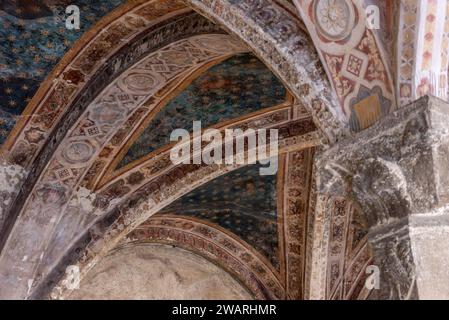 FIRENZE, ITALIA - 21 SETTEMBRE 2023 - affreschi decorativi nell'abbazia di Santa Maria Novella a Firenze, Italia Foto Stock