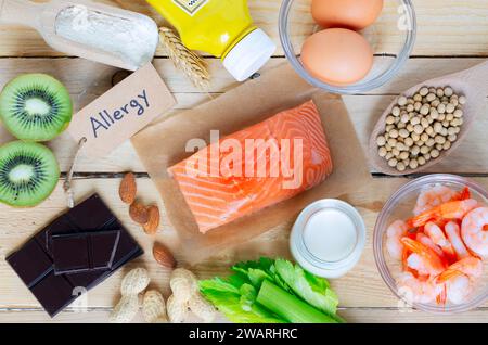 Composizione con allergeni alimentari comuni, compresi uova, latte, soia, noci, pesce, frutti di mare, farina di grano, senape, albicocche secche e sedano Foto Stock