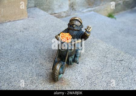 WROCLAW, POLONIA - 16 giugno 2018: Uno degli gnomi di Wroclaw su una moto. Le figure in bronzo nane sono alte circa 30 cm e sono disposte in tutto il Foto Stock