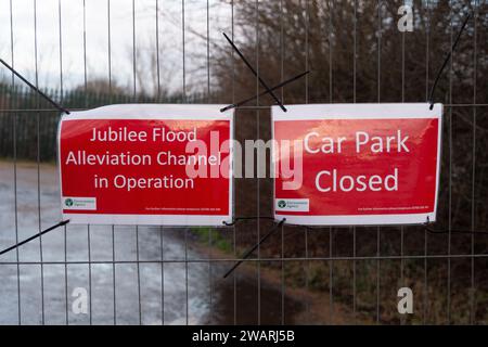 Dorney Reach, Regno Unito. 6 gennaio 2024. Il Jubilee River Flood Allegation Channel è attualmente in funzione presso la diga di Dorney Reach. Il fiume Jubilee è un luogo popolare per i nuotatori selvatici, ma oggi la corrente era molto forte nell'acqua e sono state collocate delle notizie sul fiume. Il parcheggio del weir è stato temporaneamente chiuso dall'Agenzia per l'ambiente. Il fiume Jubliee prende l'acqua di inondazione in eccesso dal Tamigi che aiuta a fermare le inondazioni a Maidenhead, Eton e Windsor nel Berkshire. Credito: Maureen McLean/Alamy Live News Foto Stock