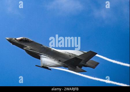 Hattiesburg, Stati Uniti. 25 ottobre 2023. Un caccia stealth F-35A Lightning II della United States Air Force assegnato al 60th Fighter Squadron, vola in alto dopo aver condotto un lancio di armi dal vivo a Camp Shelby, il 25 ottobre 2023 a Hattiesburg, Mississippi. Credito: SRA Leandra Garcia/U.S. Air Force/Alamy Live News Foto Stock