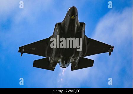 Hattiesburg, Stati Uniti. 25 ottobre 2023. Un caccia stealth F-35A Lightning II della United States Air Force assegnato al 60th Fighter Squadron, vola in alto dopo aver condotto un lancio di armi dal vivo a Camp Shelby, il 25 ottobre 2023 a Hattiesburg, Mississippi. Credito: SRA Leandra Garcia/U.S. Air Force/Alamy Live News Foto Stock