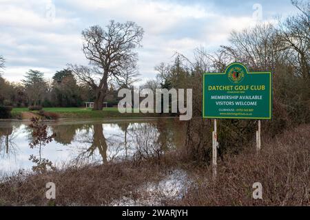 Datchet, Berkshire, Regno Unito. 6 gennaio 2024. Il Datchet Golf Club di Datchet, Berkshire, è allagato. Il corso è vicino al Tamigi, dove il livello dell'acqua continua a salire. Il Tamigi ha fatto irruzione sulle sue sponde e un allarme alluvione rimane in atto per Datchet. Credito: Maureen McLean/Alamy Live News Foto Stock