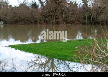 Datchet, Berkshire, Regno Unito. 6 gennaio 2024. Il Datchet Golf Club di Datchet, Berkshire, è allagato. Il corso è vicino al Tamigi, dove il livello dell'acqua continua a salire. Il Tamigi ha fatto irruzione sulle sue sponde e un allarme alluvione rimane in atto per Datchet. Credito: Maureen McLean/Alamy Live News Foto Stock