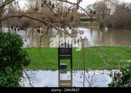 Datchet, Berkshire, Regno Unito. 6 gennaio 2024. Il Datchet Golf Club di Datchet, Berkshire, è allagato. Il corso è vicino al Tamigi, dove il livello dell'acqua continua a salire. Il Tamigi ha fatto irruzione sulle sue sponde e un allarme alluvione rimane in atto per Datchet. Credito: Maureen McLean/Alamy Live News Foto Stock