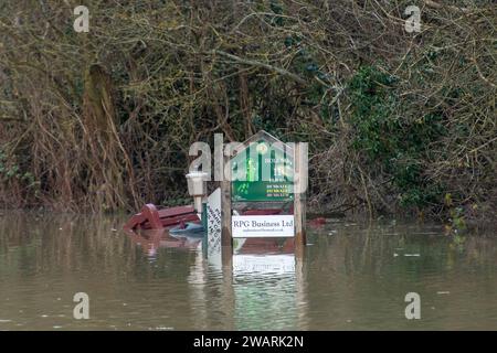 Datchet, Berkshire, Regno Unito. 6 gennaio 2024. Il Datchet Golf Club di Datchet, Berkshire, è allagato. Il corso è vicino al Tamigi, dove il livello dell'acqua continua a salire. Il Tamigi ha fatto irruzione sulle sue sponde e un allarme alluvione rimane in atto per Datchet. Credito: Maureen McLean/Alamy Live News Foto Stock