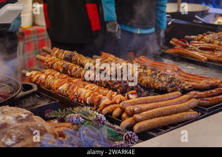 primo piano della carne alla griglia durante il mercatino di natale a cracovia, polonia Foto Stock