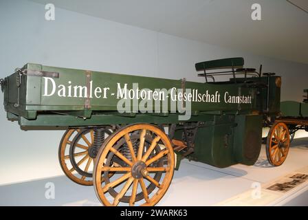 Stoccarda, Germania - 28 agosto 2010: Camion d'epoca della Daimler-Motoren-Gesellschaft (DMG) presso il Mercedes-Benz Museum di Stoccarda Foto Stock