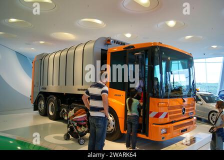 Stoccarda, Germania - 28 agosto 2010: Veicolo per rifiuti Mercedes-Benz Econic NGT 2628 presso il Mercedes-Benz Museum di Stoccarda Foto Stock