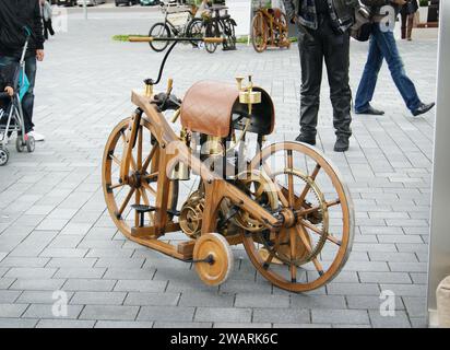 Stoccarda, Germania - 28 agosto 2010: Replica della prima moto prodotta da Daimler. Il Daimler Reitwagen o Einspur era un veicolo a motore prodotto dalla Daimler Foto Stock