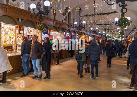 CRACOVIA, POLONIA - 27 DICEMBRE 2023: Interno della sala dei tessuti (Sukieninice). È la caratteristica centrale della piazza principale del mercato nella Kraków Old To Foto Stock