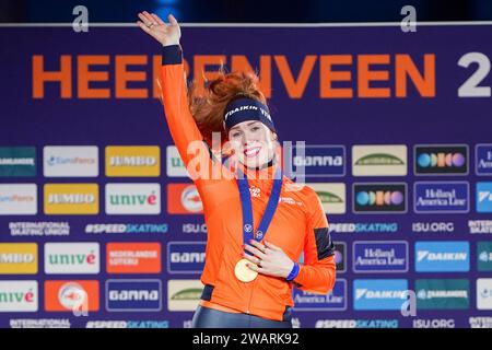 HEERENVEEN, PAESI BASSI - 6 GENNAIO: Antoinette Rijpma-De Jong dei Paesi Bassi durante la cerimonia della medaglia dopo aver gareggiato sui 1500 m femminili durante i campionati europei di pattinaggio di velocità ISU a Thialf il 6 gennaio 2024 a Heerenveen, Paesi Bassi. (Foto di Andre Weening/Orange Pictures) Foto Stock