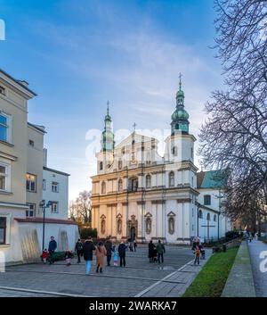 CRACOVIA, POLONIA - 27 DICEMBRE 2023: Esterno della chiesa di Sant'Andrea. Si tratta di una chiesa romanica costruita tra il 1079 e il 1098 da un medioevale polacco Foto Stock