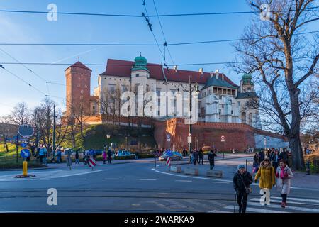 CRACOVIA, POLONIA - 27 DICEMBRE 2023: Esterno del famoso castello di Wawel. Si tratta di una residenza fortificata sul fiume Vistola e rappresenta quasi tutta l'UE Foto Stock